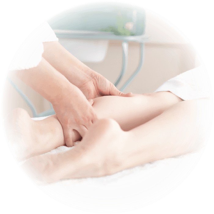 むくみケアの施術を行っている様子